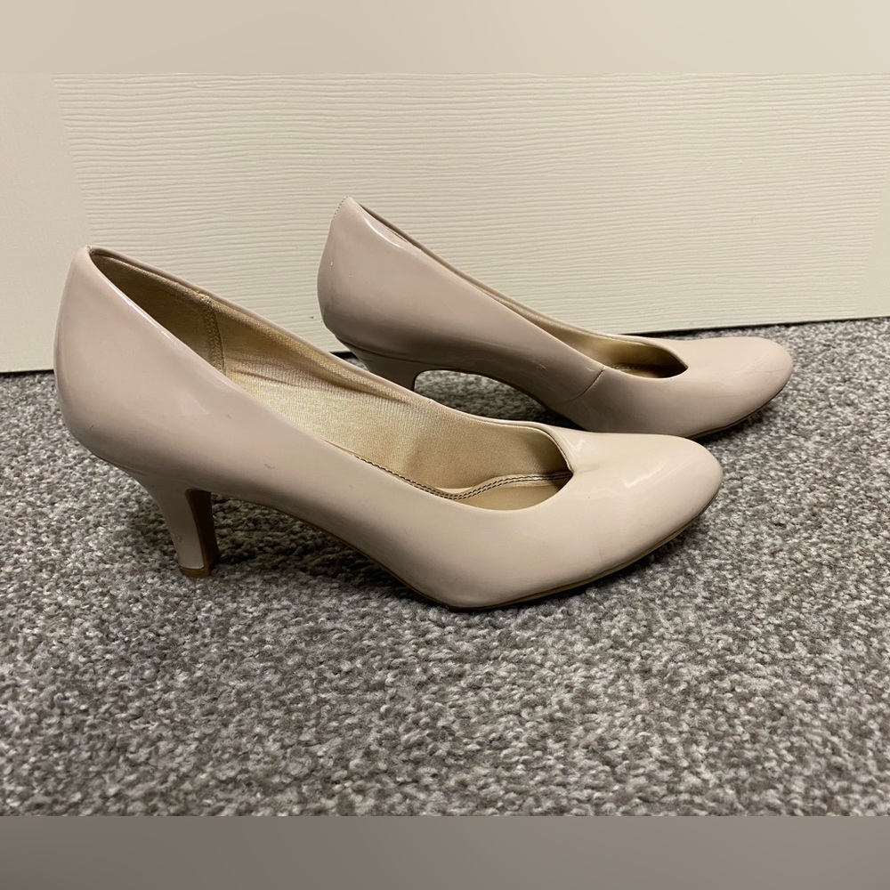 Life Stride Cream Kitten Heel Pumps